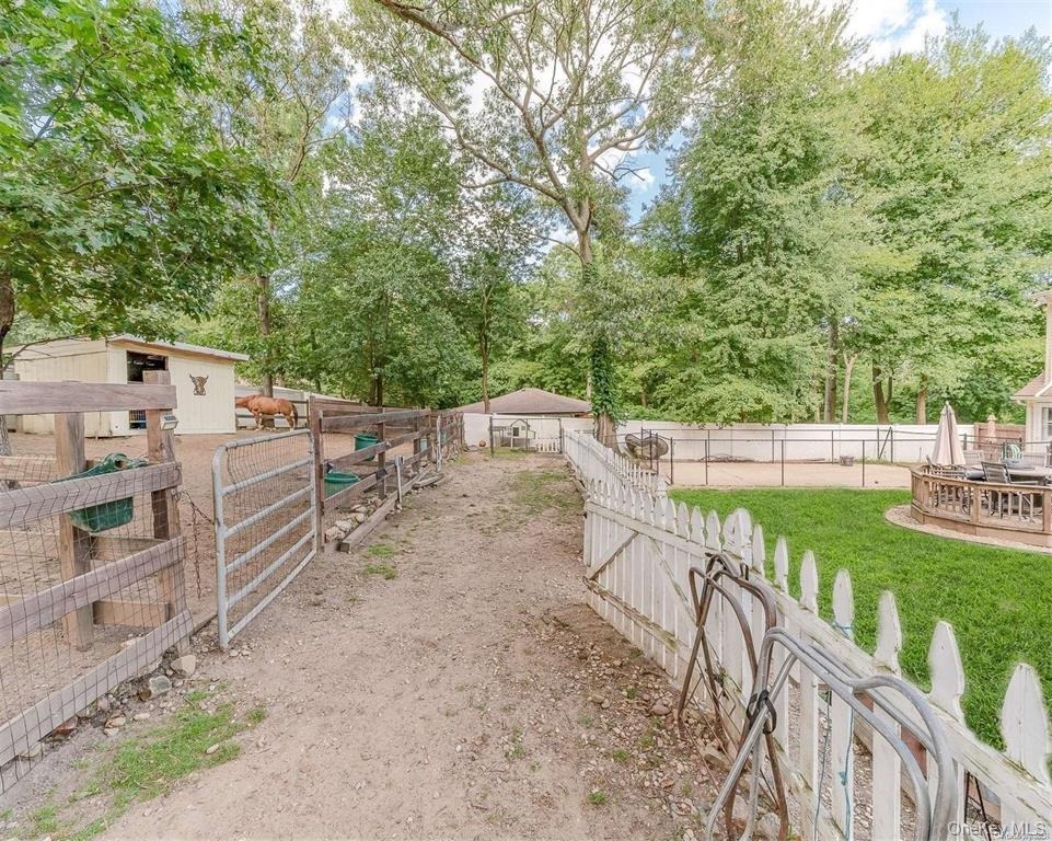 Croft Ln, Smithtown, NY 11787