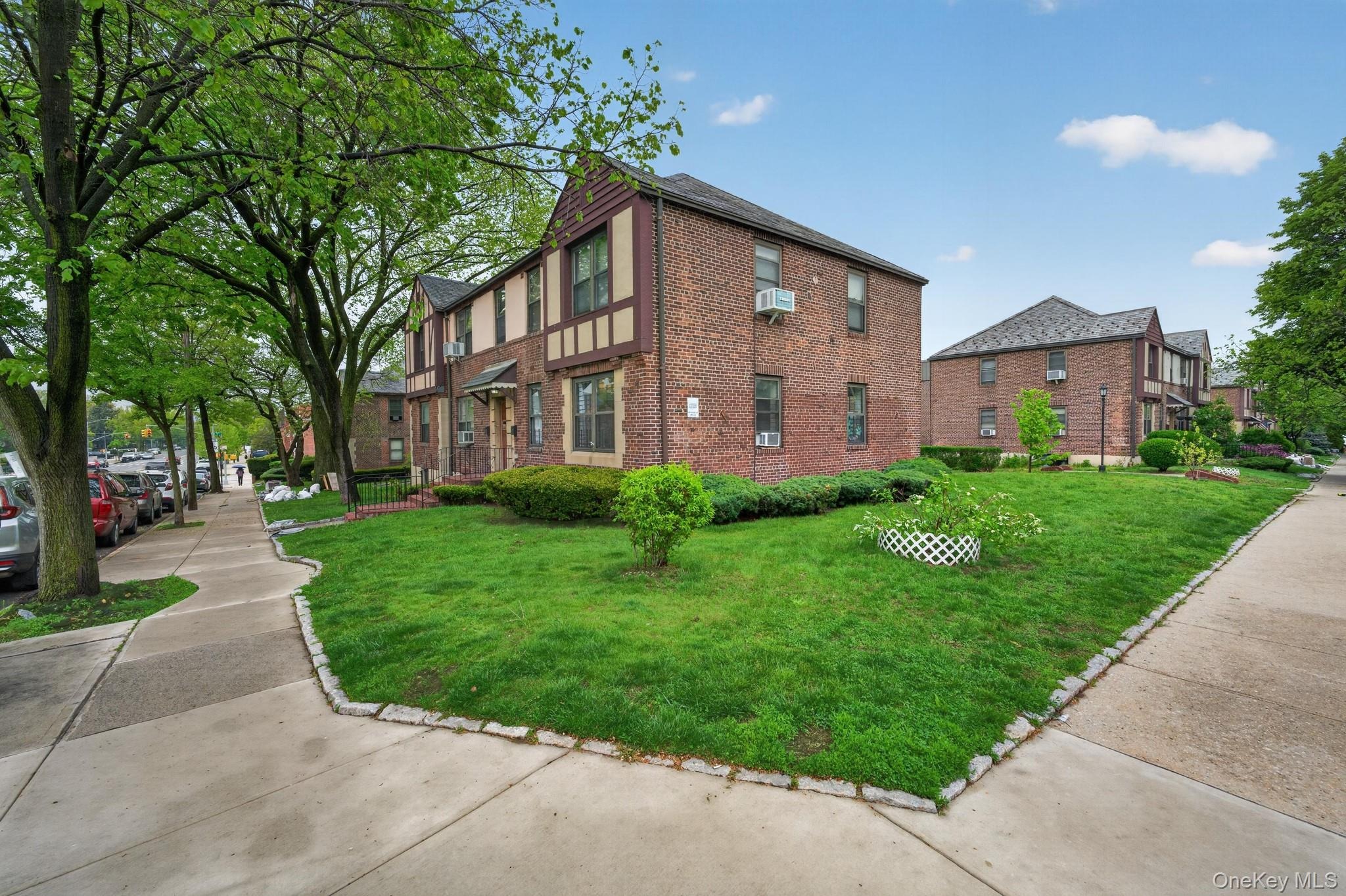 Ditmars Blvd, East Elmhurst, NY 11370 #1