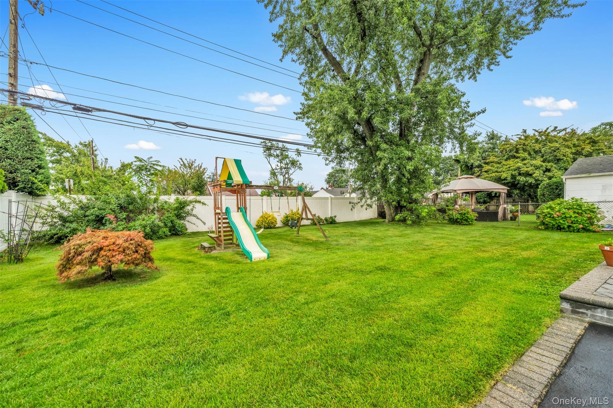 Andover Ln, Hicksville, NY 11801