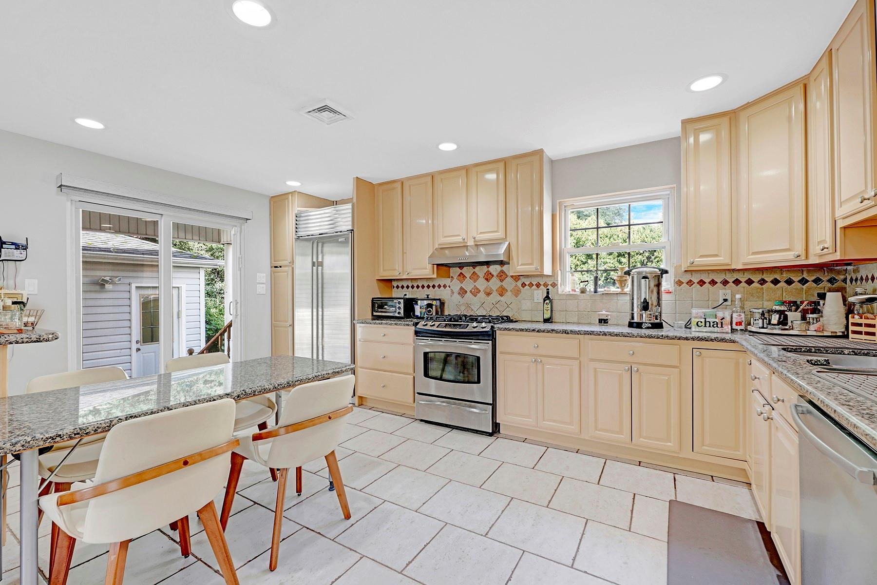 Burnham Ave, Roslyn Heights, NY 11577