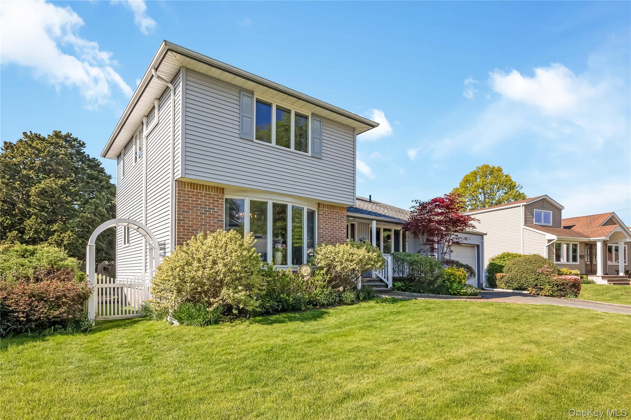 Tacoma Ln, Syosset, NY 11791