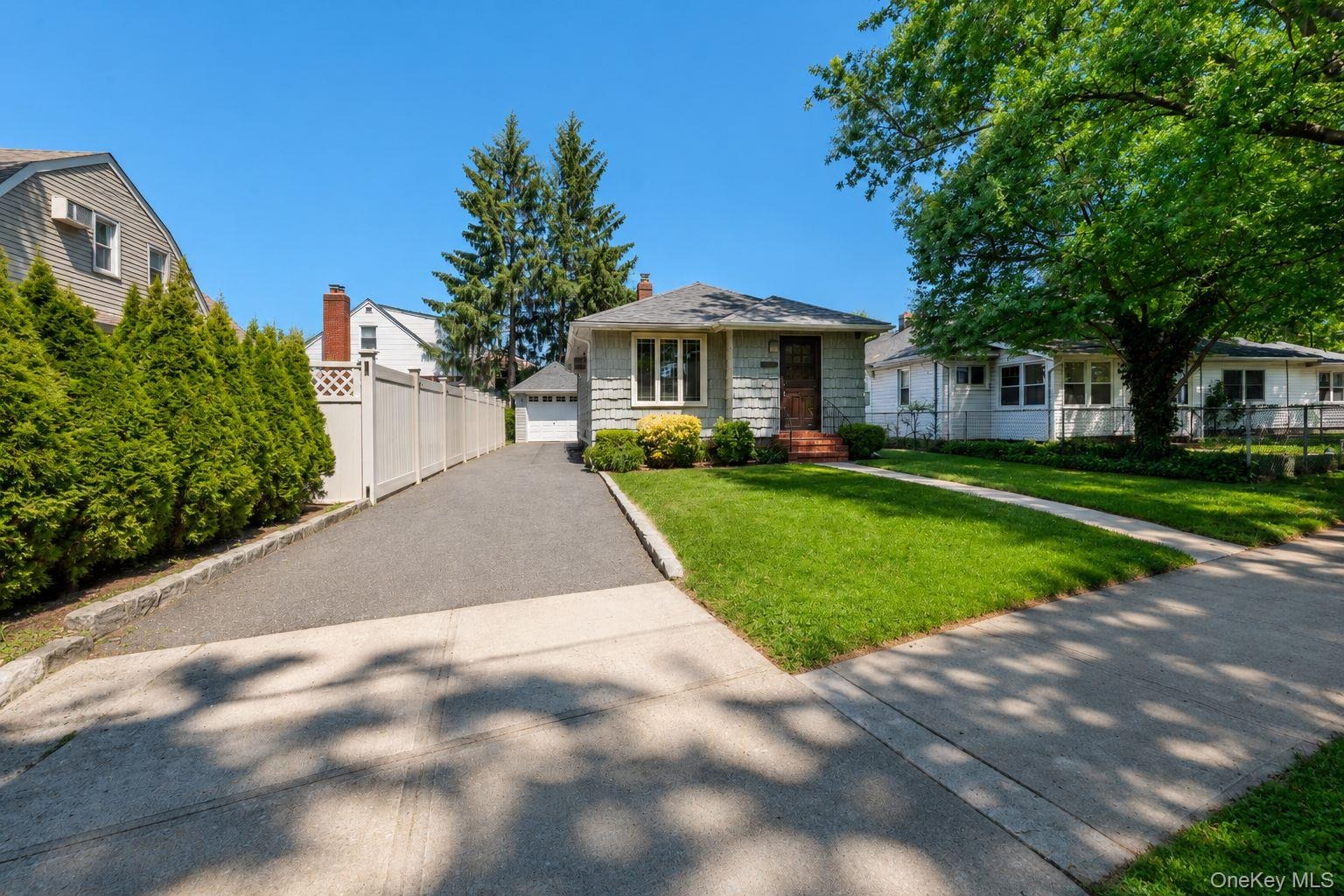 Williston Ave, Floral Park, NY 11001