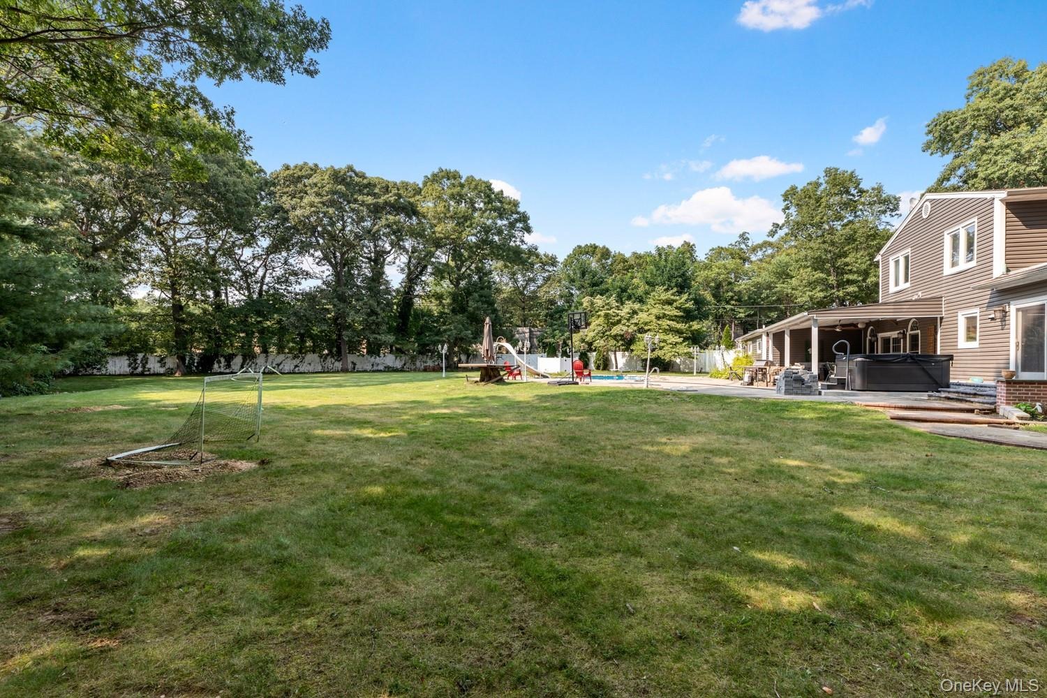 Whispering Ct, Dix Hills, NY 11746