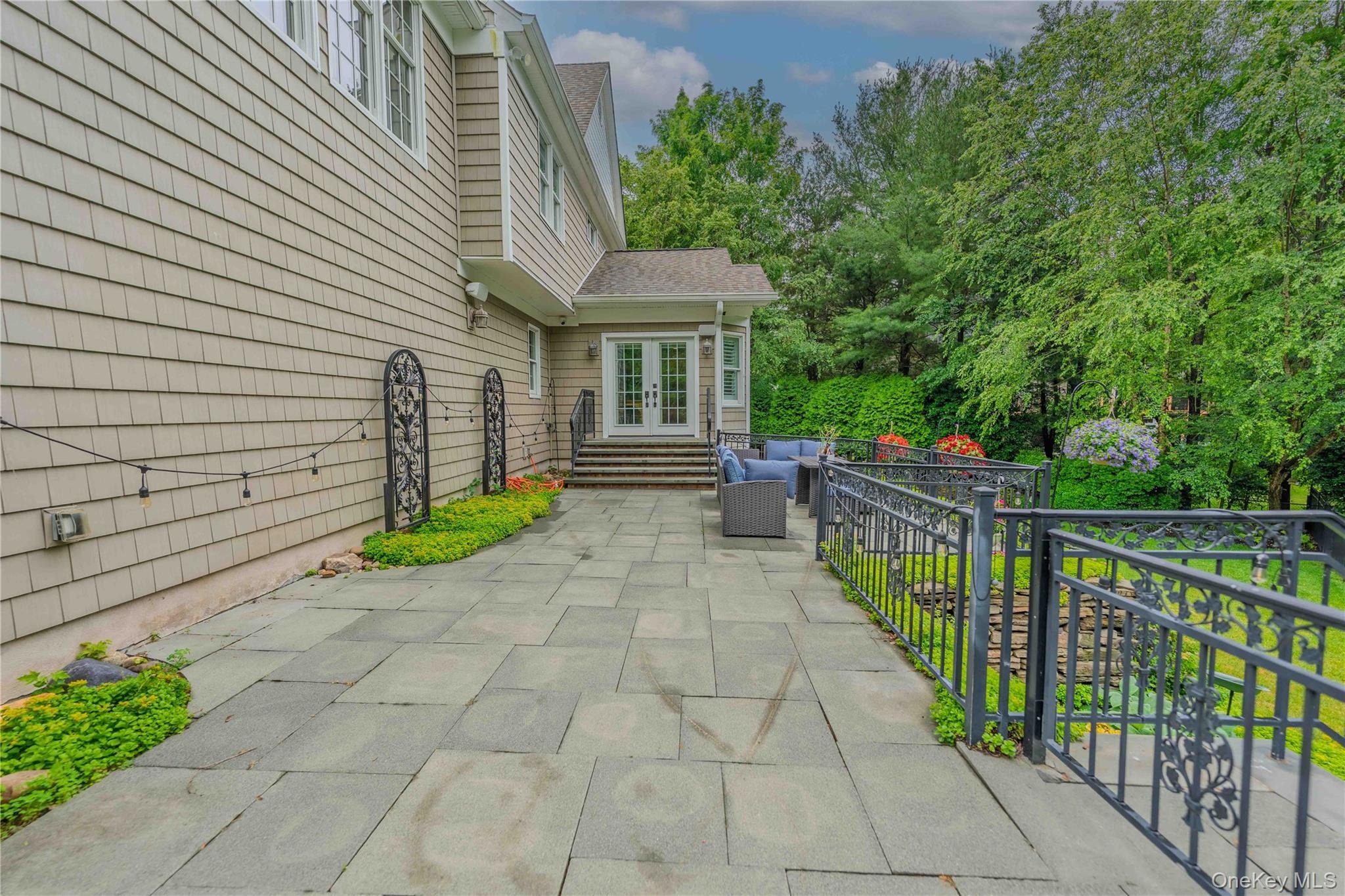 Maureen Dr, Mount Sinai, NY 11766