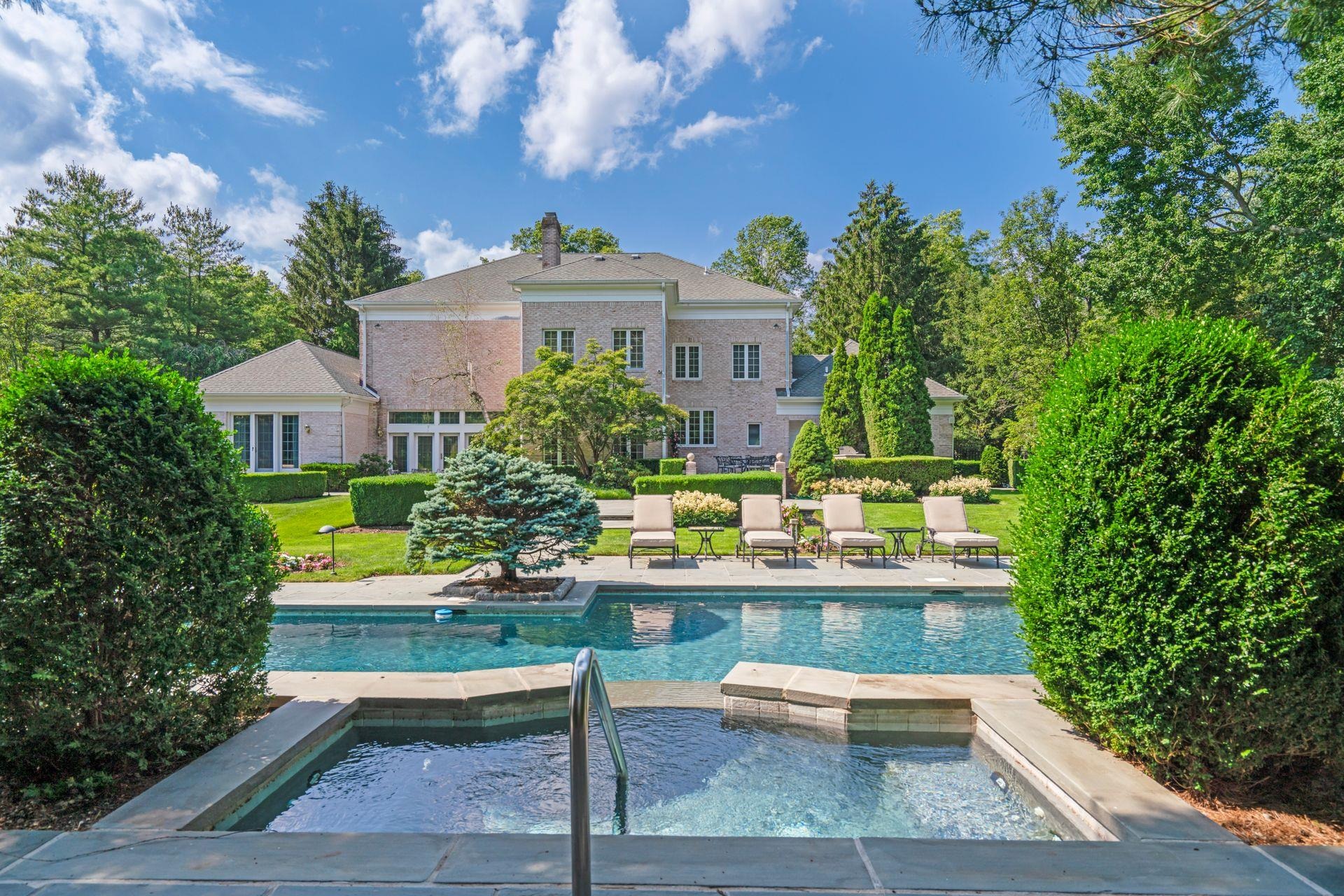 High Meadow Ct, Glen Head, NY 11545