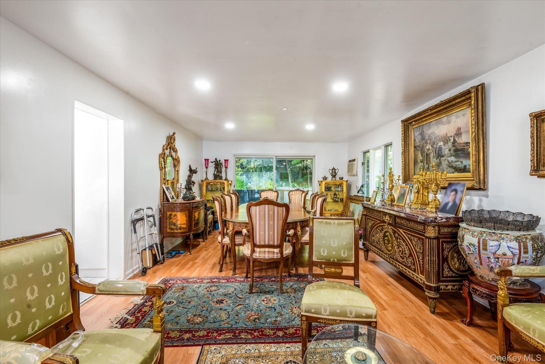 Hemsley Ln, Great Neck, NY 11023