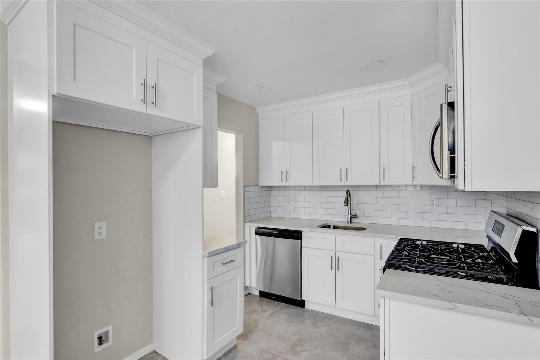 Chimney Ln, Bay Shore, NY 11706