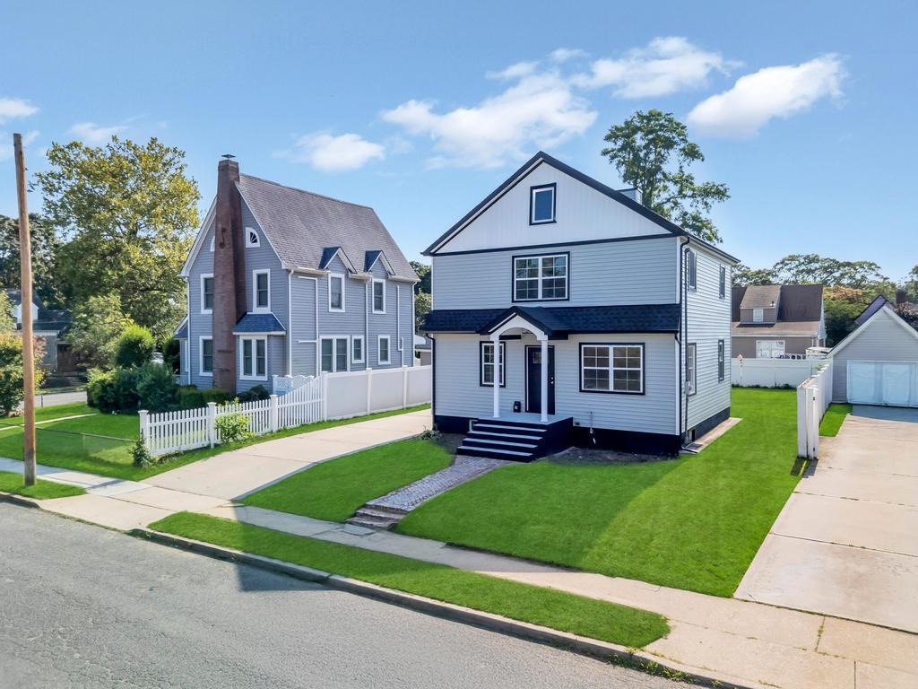 Dutchess St, Freeport, NY 11520