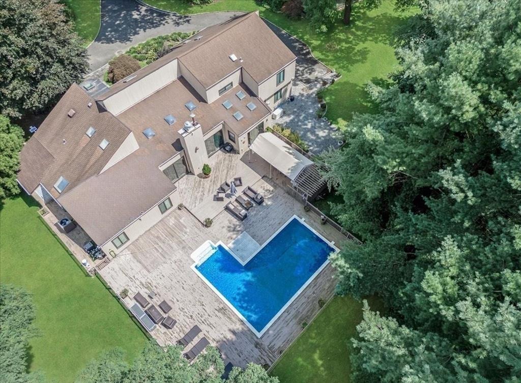 Summerwind Dr, Glen Head, NY 11545