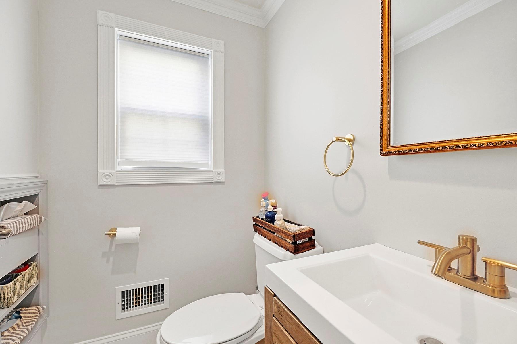 Burnham Ave, Roslyn Heights, NY 11577 #1