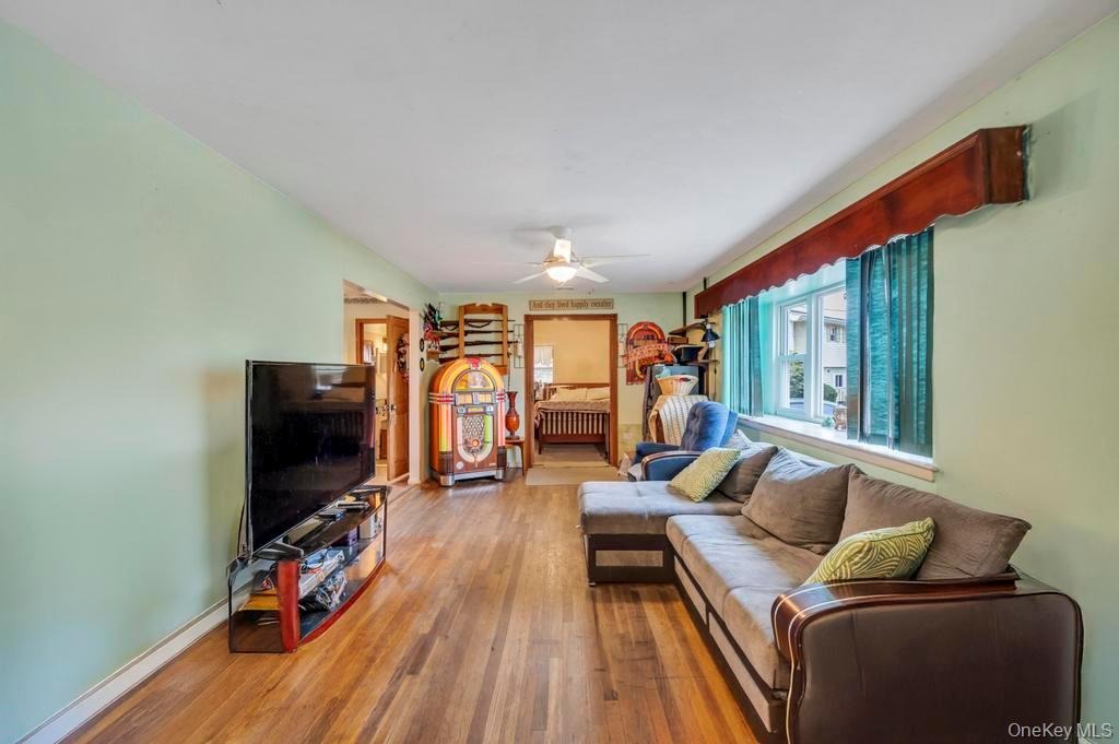 Urn Ct, Brentwood, NY 11717