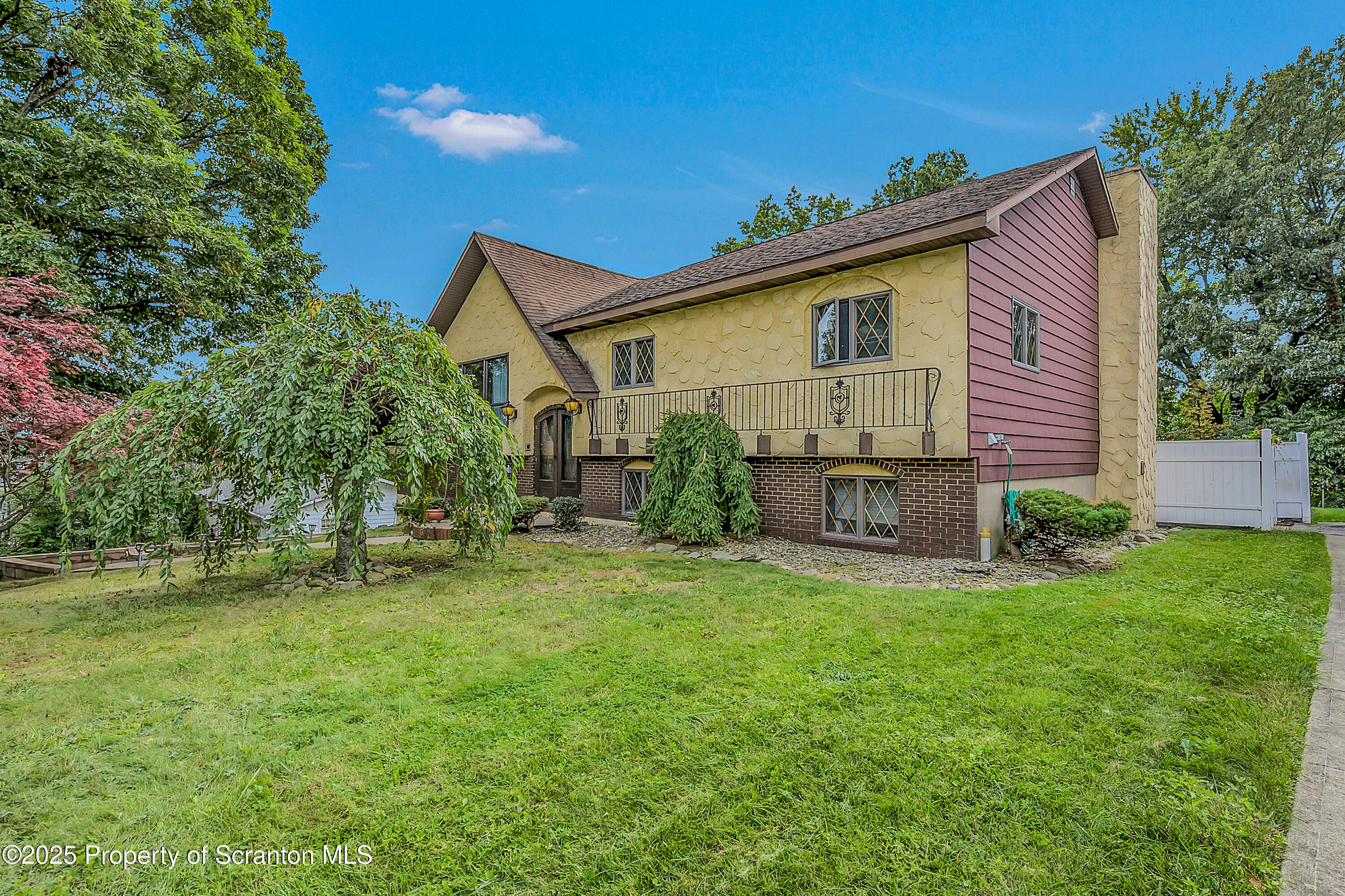 Oak St, Taylor, PA 18517