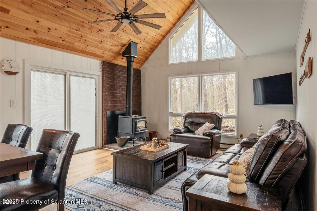 Locust Ln, Gouldsboro, PA 18424