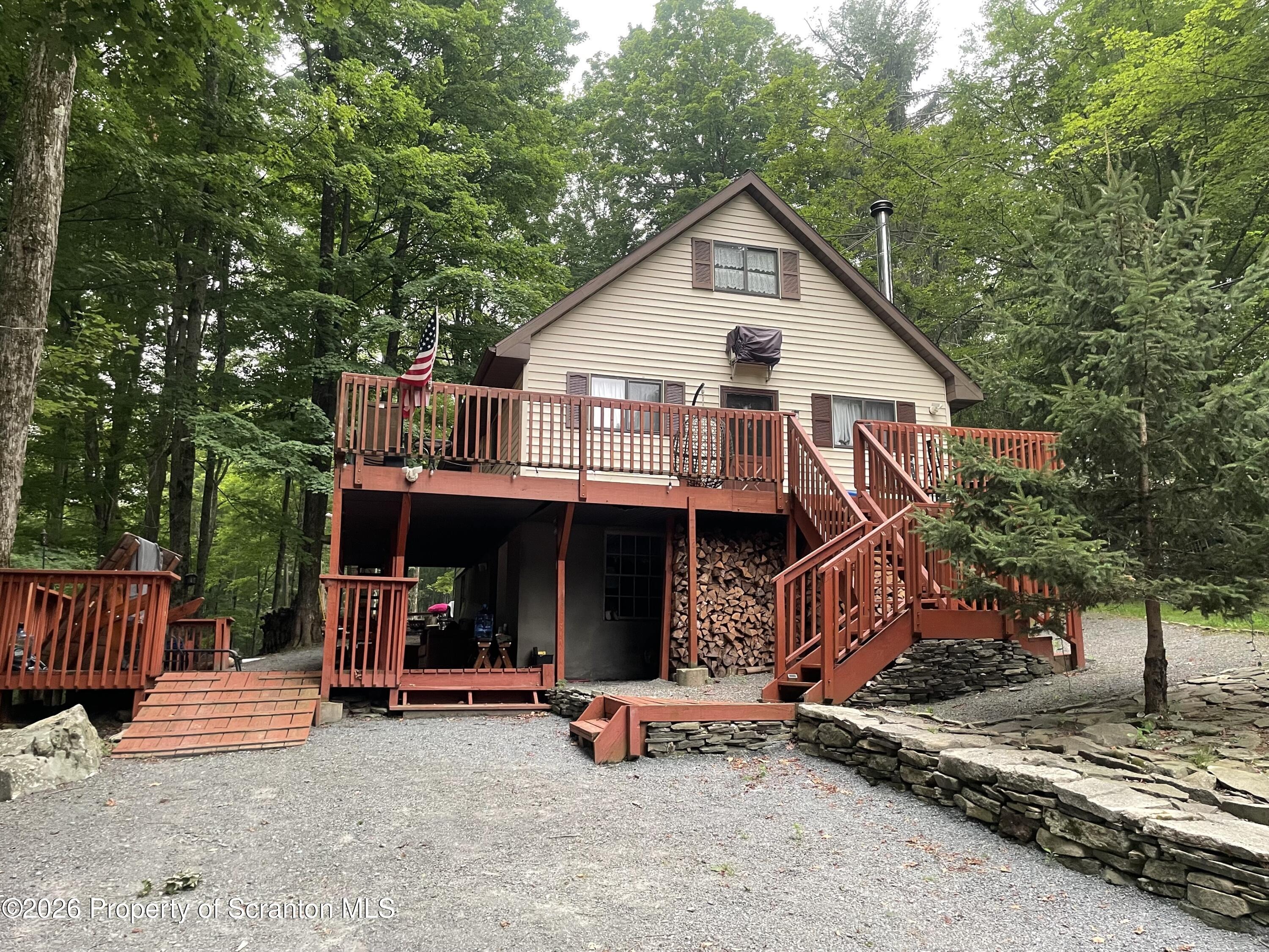 Hickory Cir, Greentown, PA 18426 #1