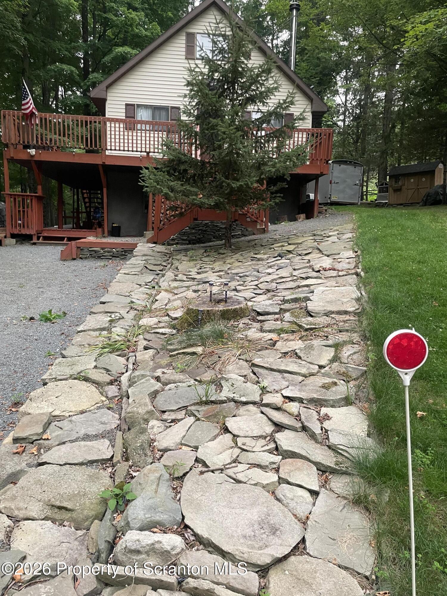 Hickory Cir, Greentown, PA 18426