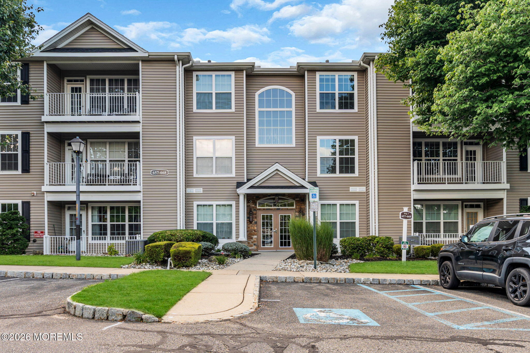 Saint Andrews Pl, Manalapan, NJ 07726