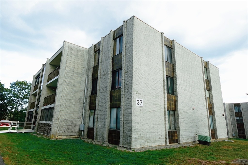 Skyline Dr, Braintree, MA 02184