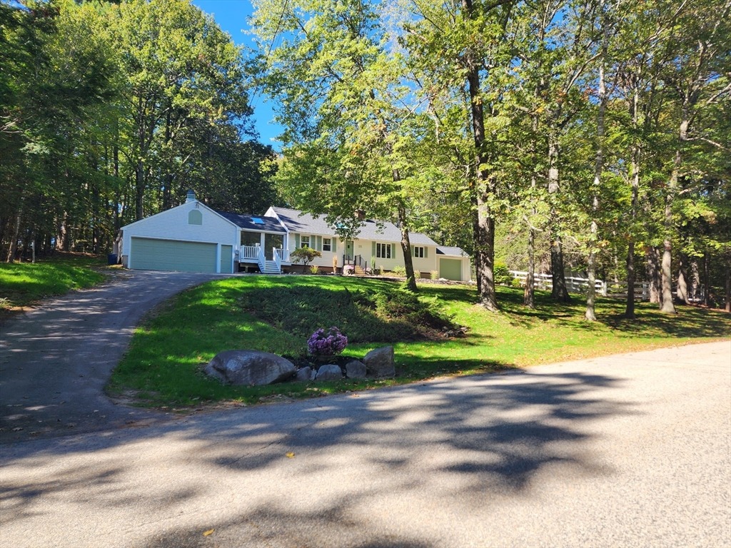 Royal Range Rd, Sandown, NH 03873