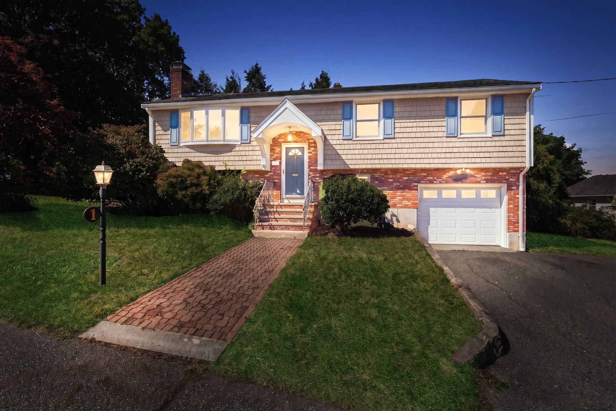 Lisa Dr, Woburn, MA 01801