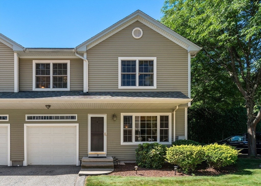 Gerard Ln, Chicopee, MA 01020