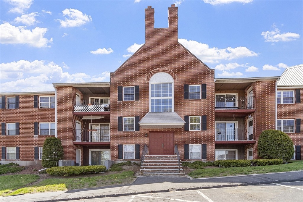 Louisburg Sq, Nashua, NH 03060