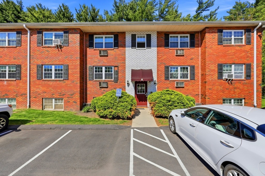 Maple Crest Cir, Holyoke, MA 01040