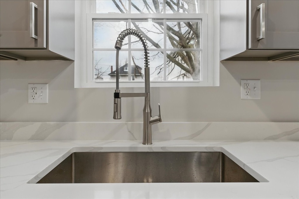 Dunedin St, Cranston, RI 02920 #1