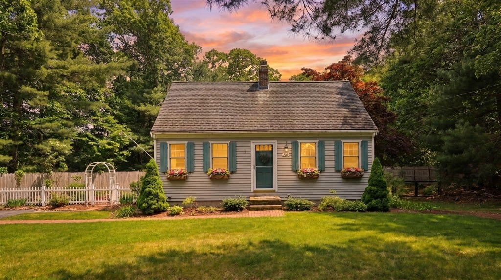 Knotty Pine Ln, Centerville, MA 02632