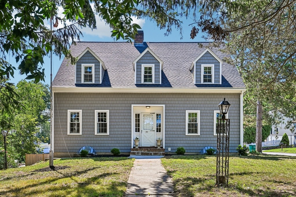Russell St, Woburn, MA 01801