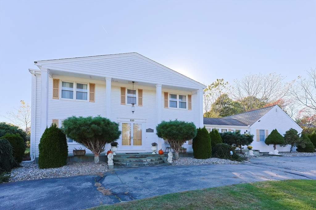Lawrence Dr, Portsmouth, RI 02871