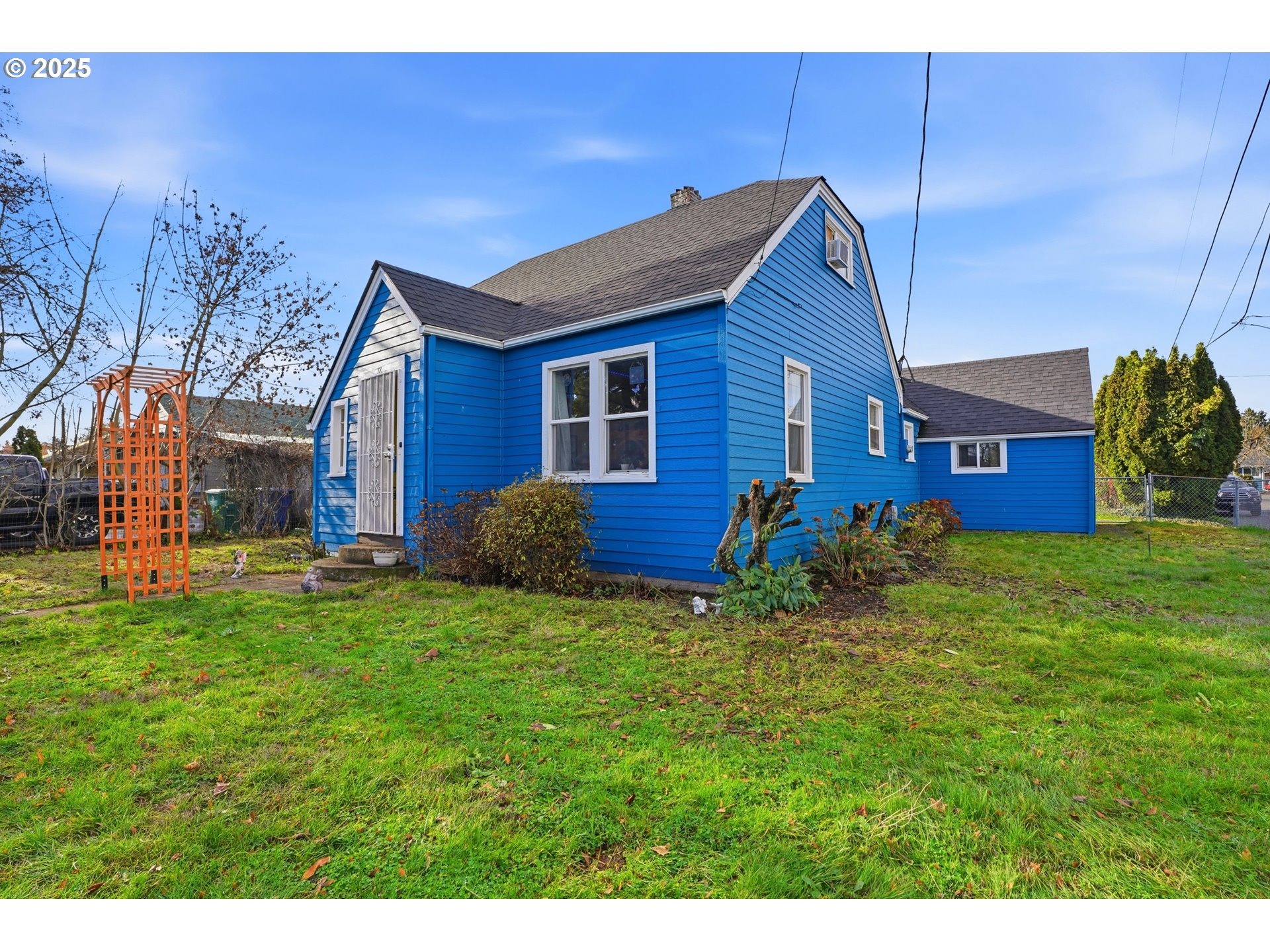 Hall St, Woodburn, OR 97071