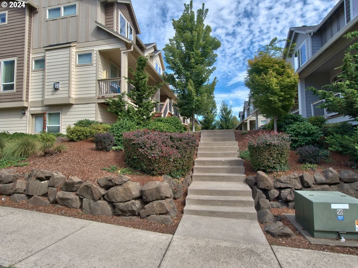 Julie Ann Ln, Hillsboro, OR 97124