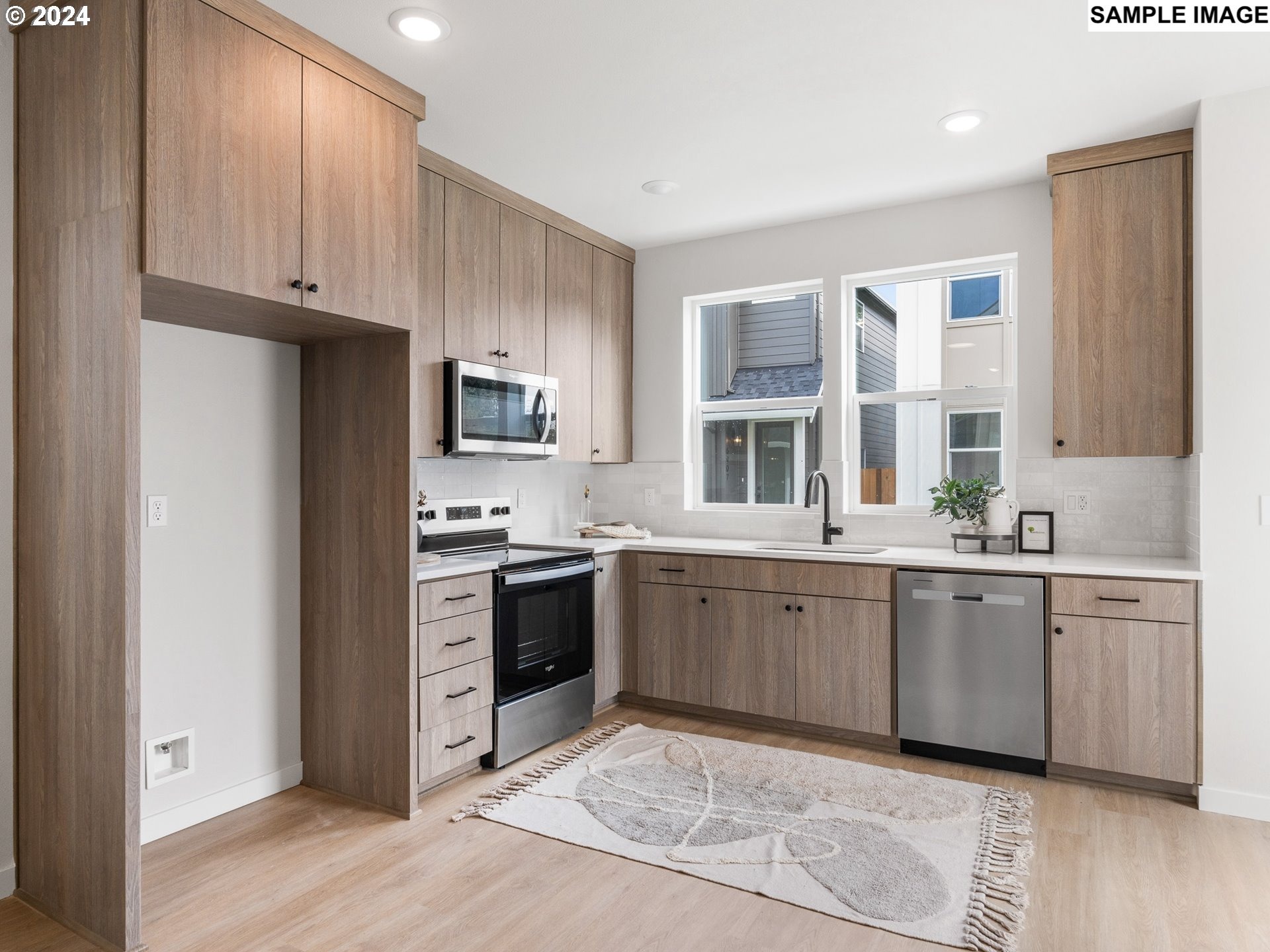 Bank St, Portland, OR 97203 #1