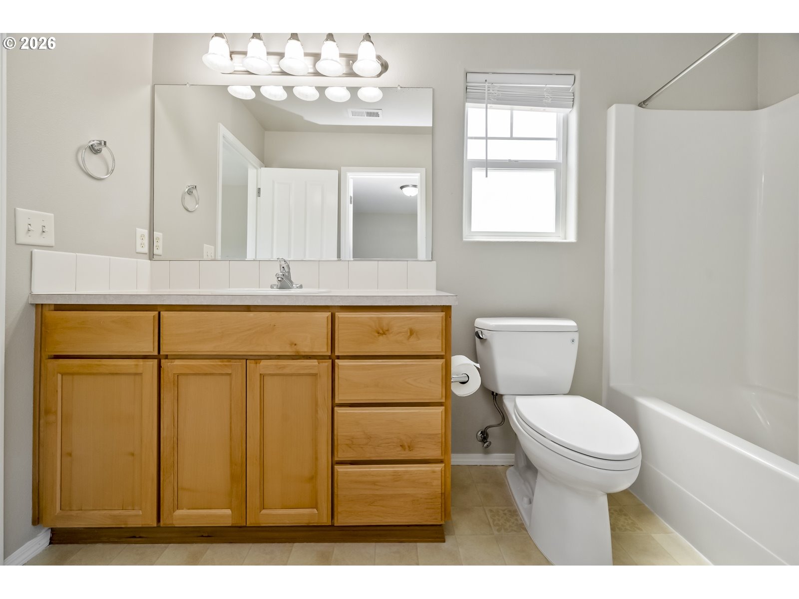 Ash St, Portland, OR 97233