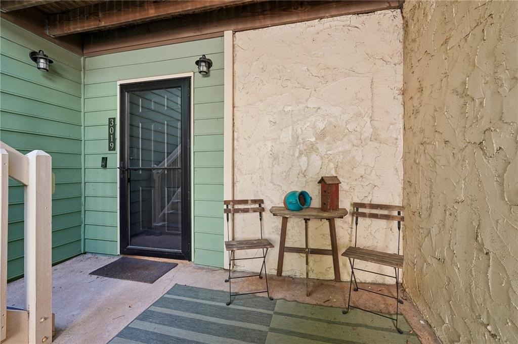 Canyon Point Cir, Roswell, GA 30076
