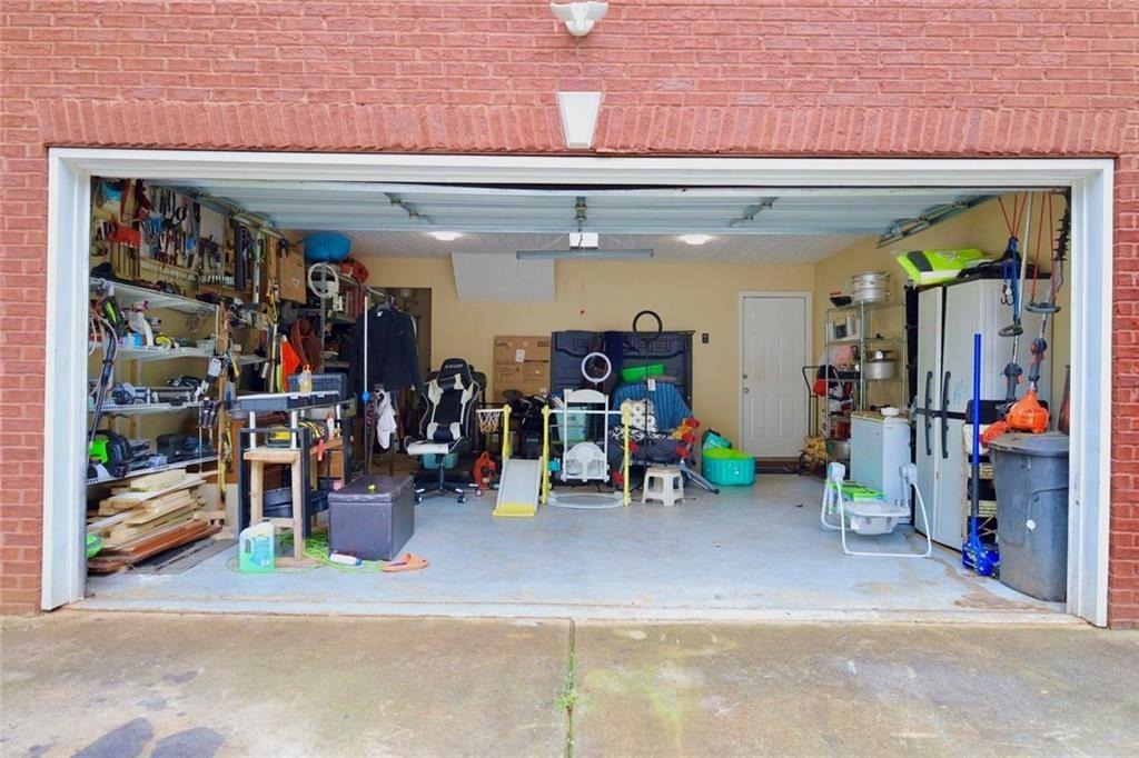 Ashton Oak Cir, Stone Mountain, GA 30083