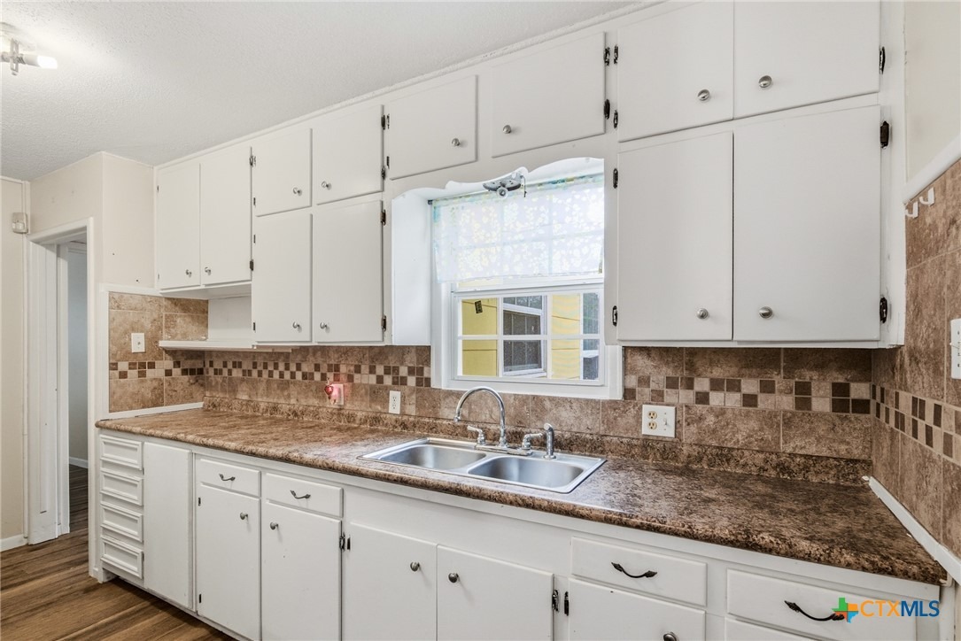 Mistletoe Ave, Victoria, TX 77901