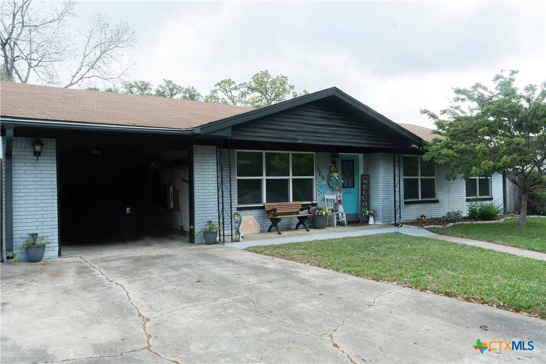 Hessler Dr, Hallettsville, TX 77964 #1