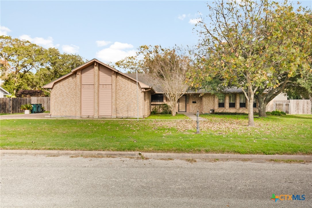 Suzanne St, Edna, TX 77957 #1