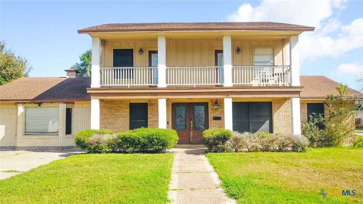 702 BROOKHOLLOW Dr