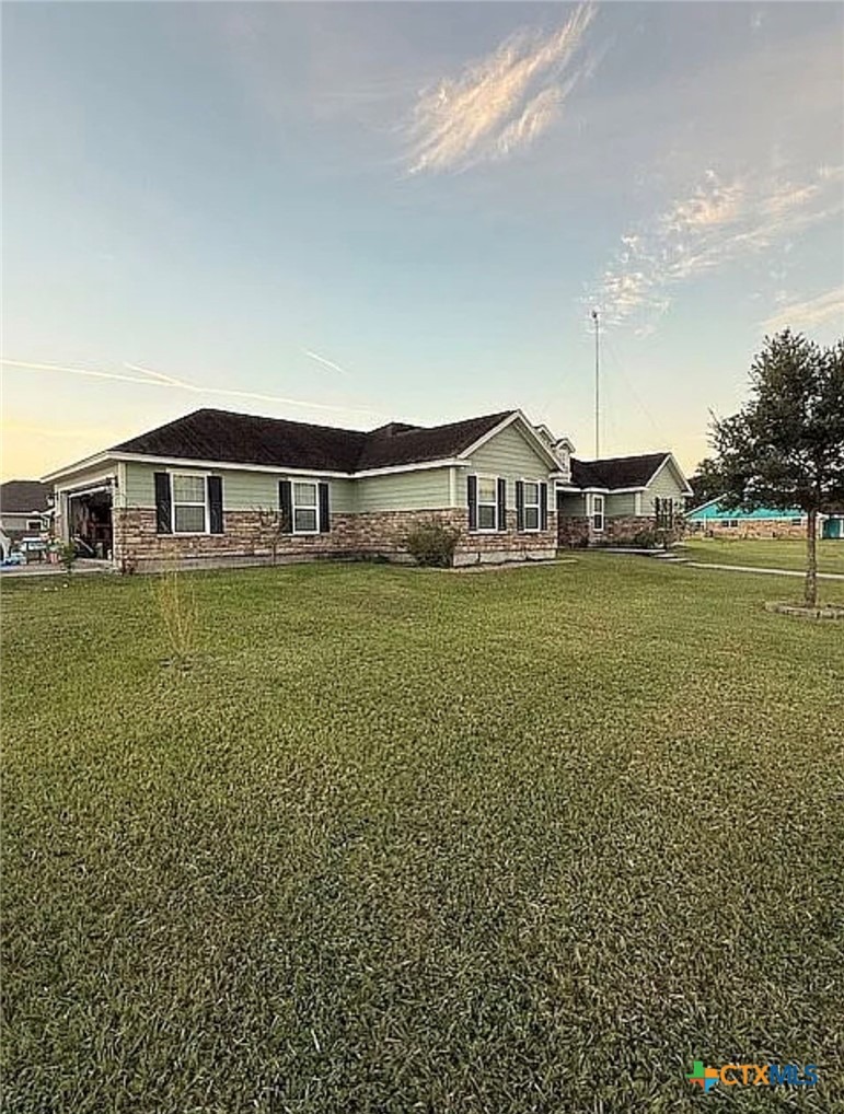 Buttercup Dr, Edna, TX 77957