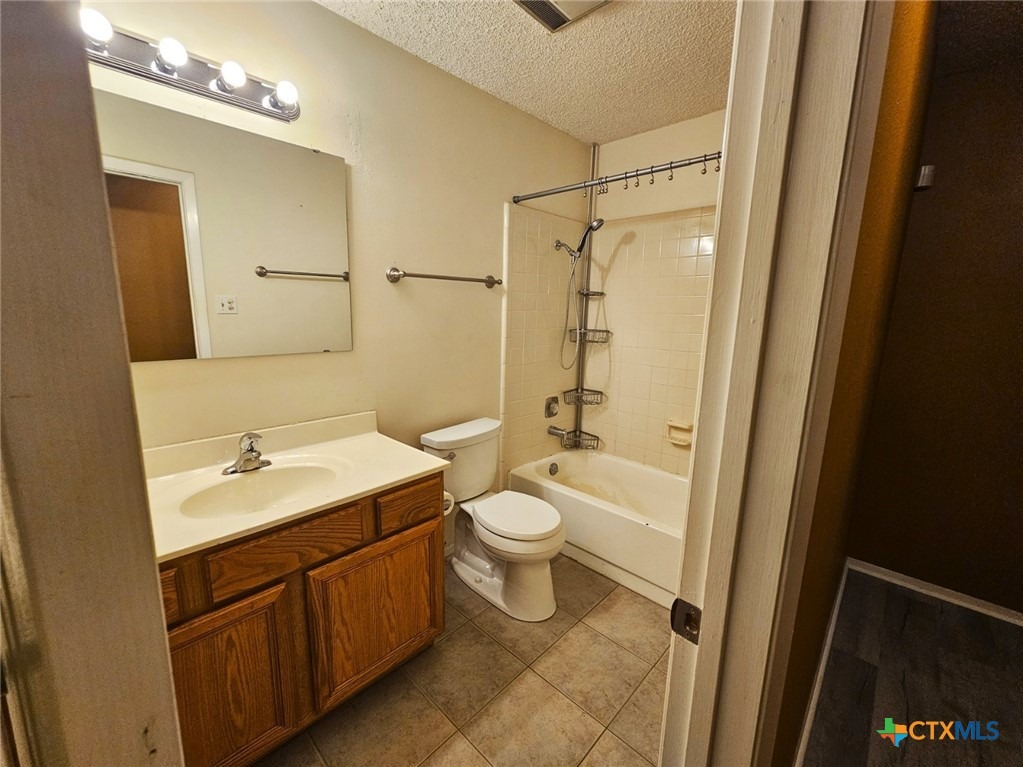 Larkdale Dr, San Antonio, TX 78233