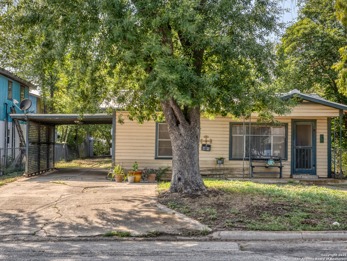 Avenue , Hondo, TX 78861