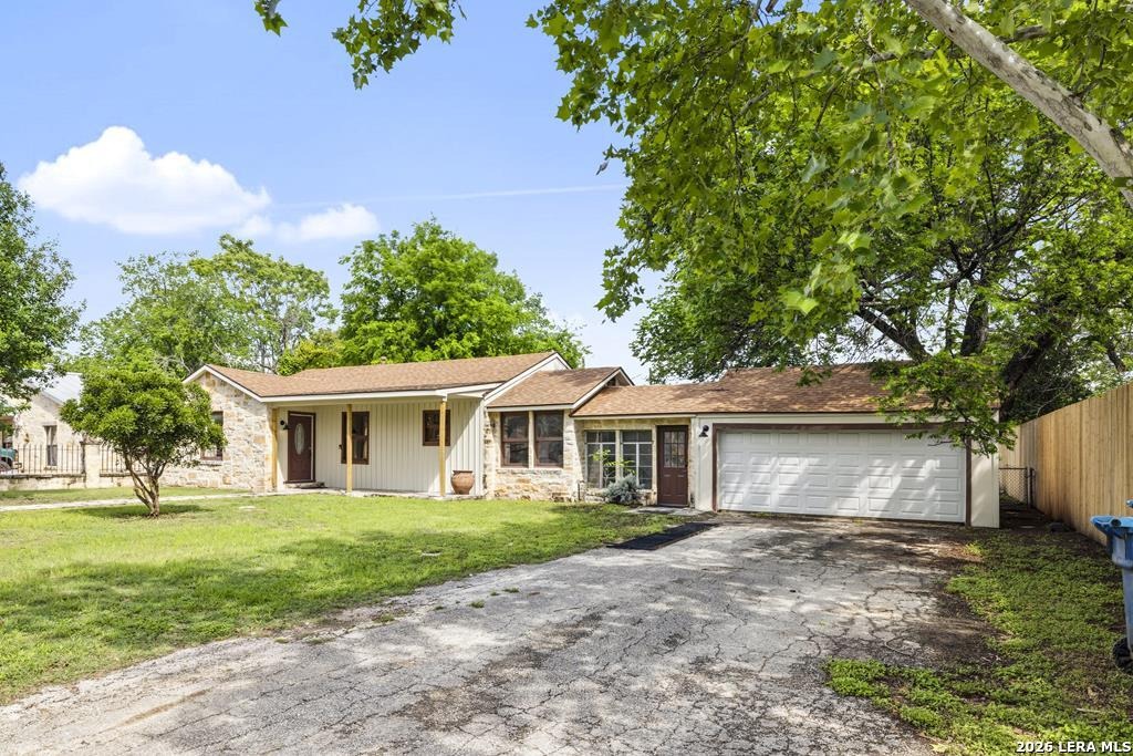 Lewis Ave, Kerrville, TX 78028