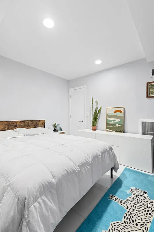 54th St, New York, NY 10019