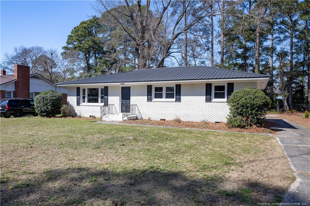 Lafayette St, Clinton, NC 28328