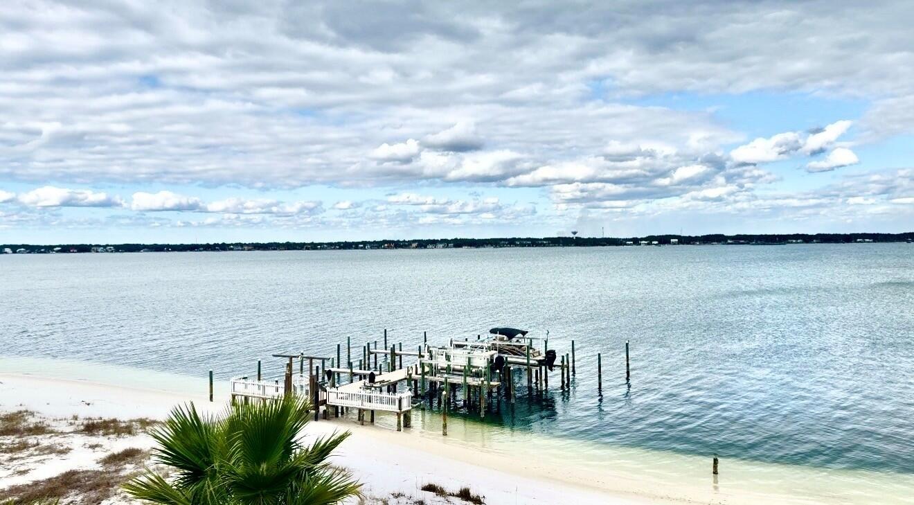 Paradise Point Dr, Navarre, FL 32566