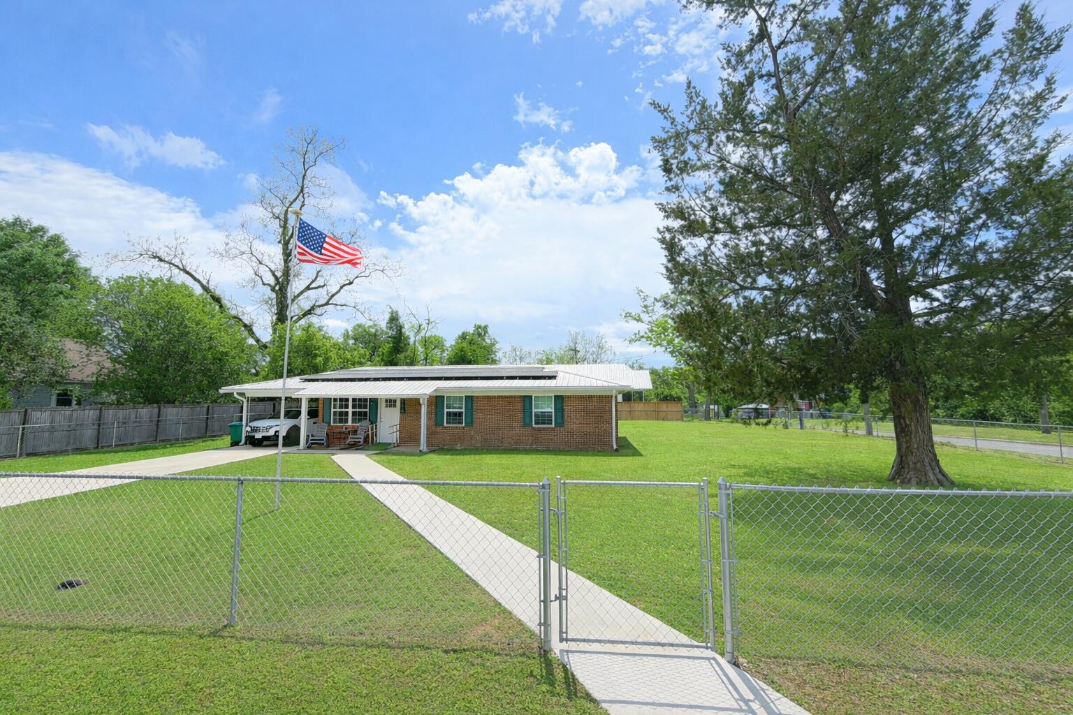 Marion St, Marianna, FL 32448
