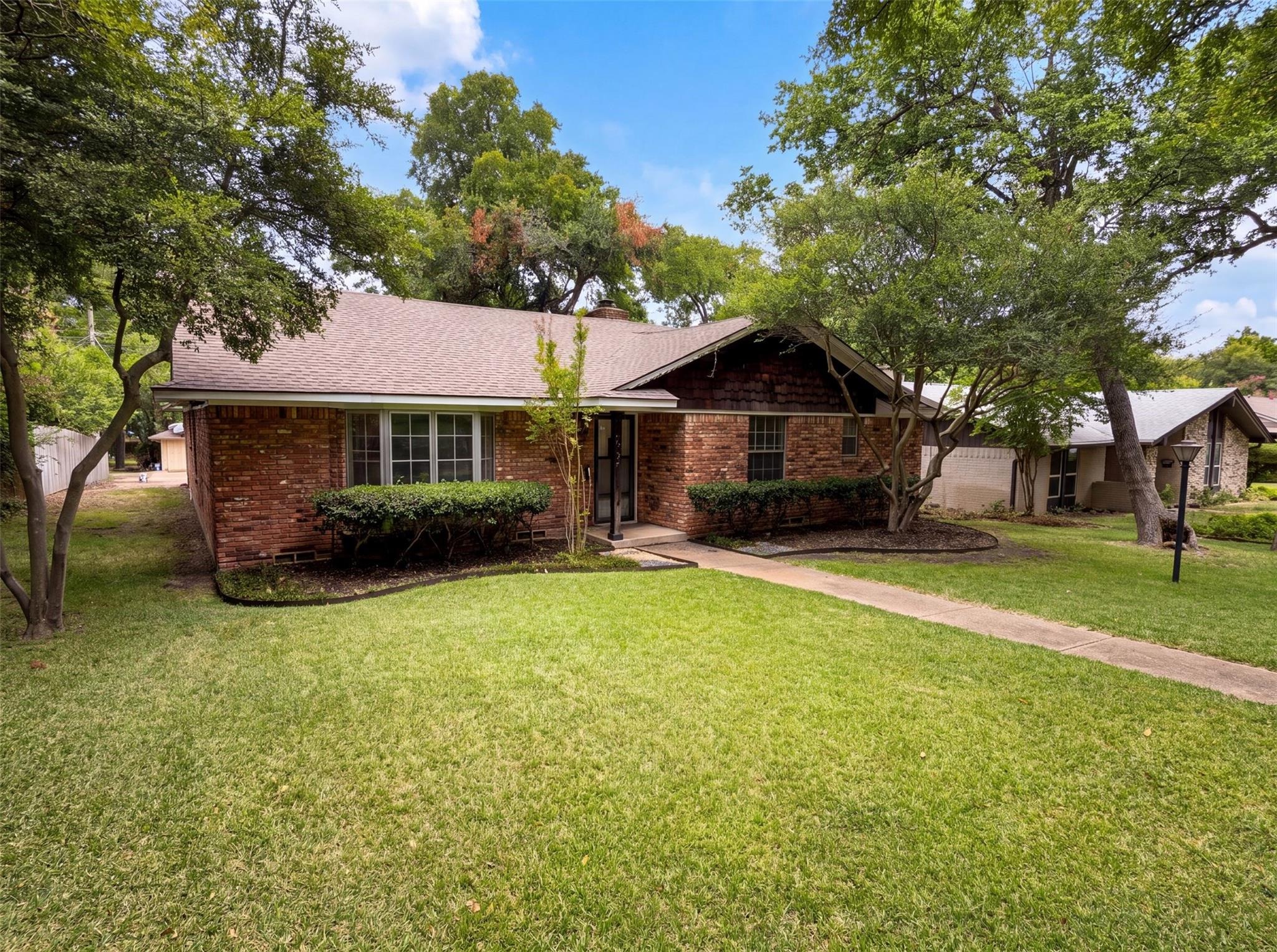 Sweetwater Dr, Dallas, TX 75228