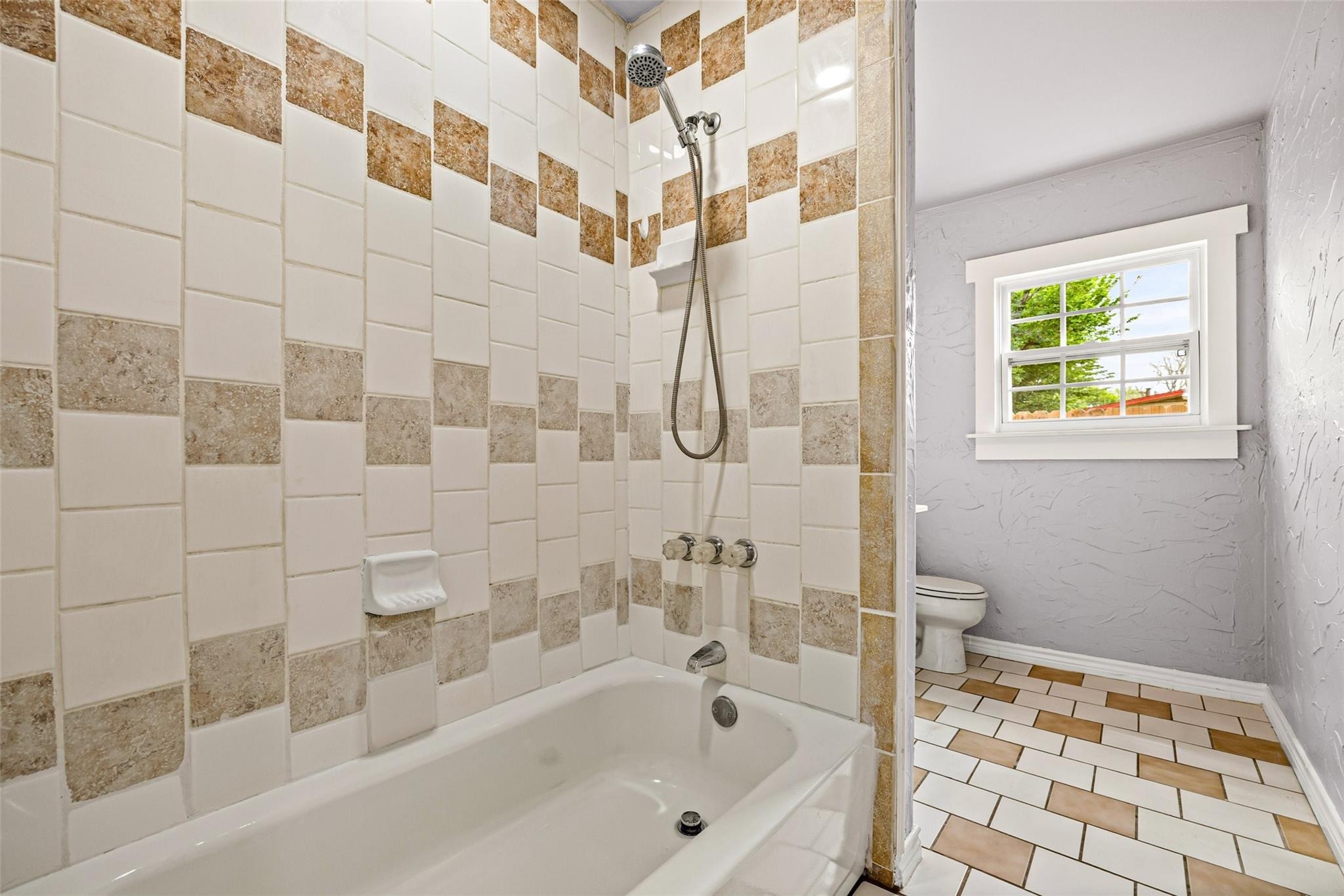 Lancaster St, Granbury, TX 76048